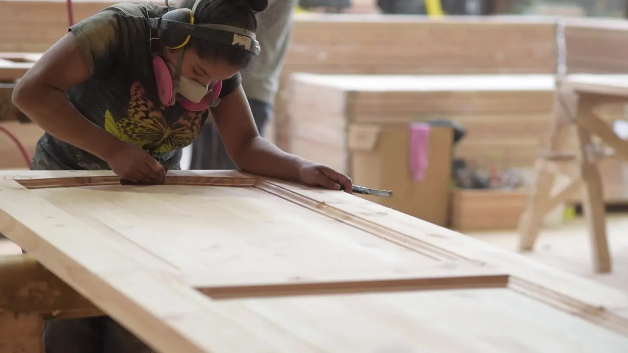 Lijado a mano de un paño de puerta de madera