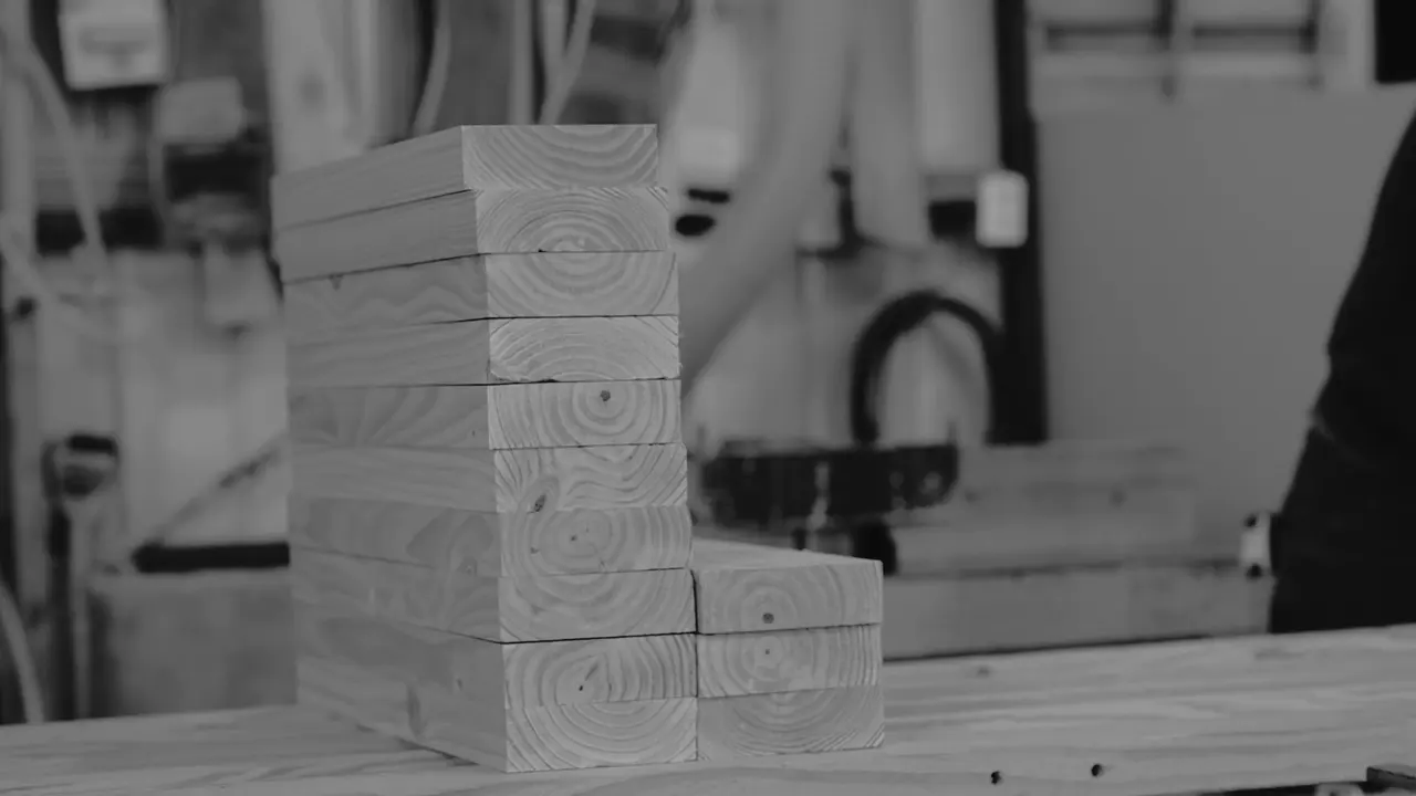 Madera aserrada apilada lista para fabricación